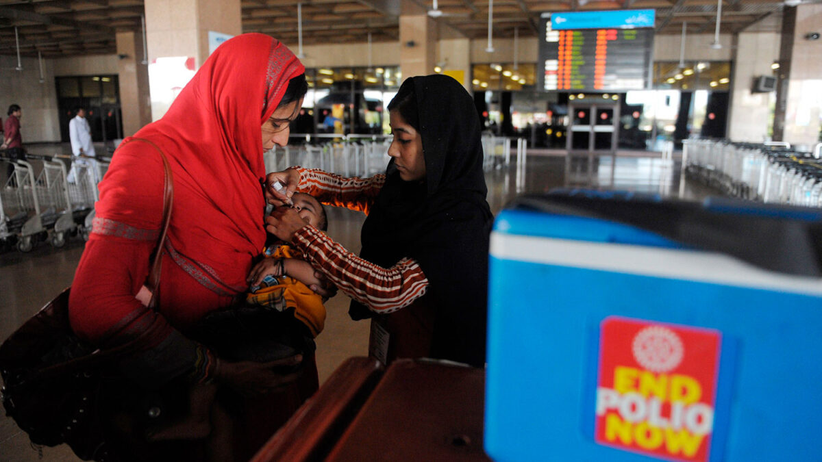 Pakistán instala puestos de vacunación obligatoria contra la polio en los aeropuertos