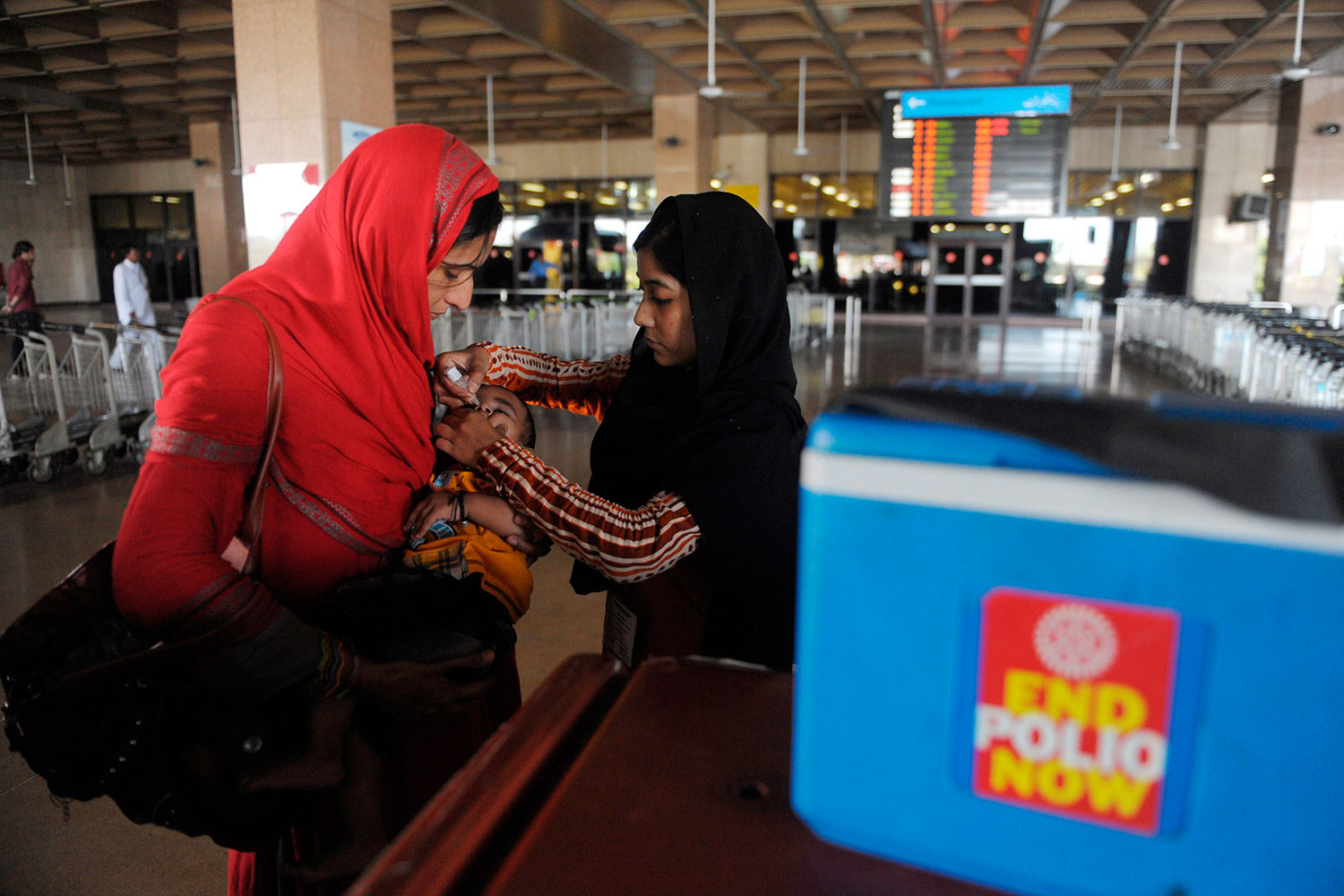 Pakistán instala puestos de vacunación obligatoria contra la polio en los aeropuertos