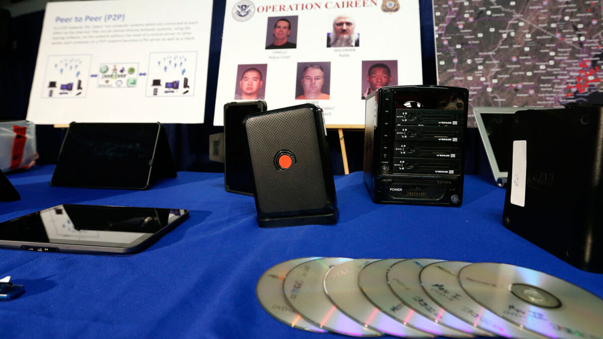 Un golpe contra la pornografía infantil deja 71 arrestados.