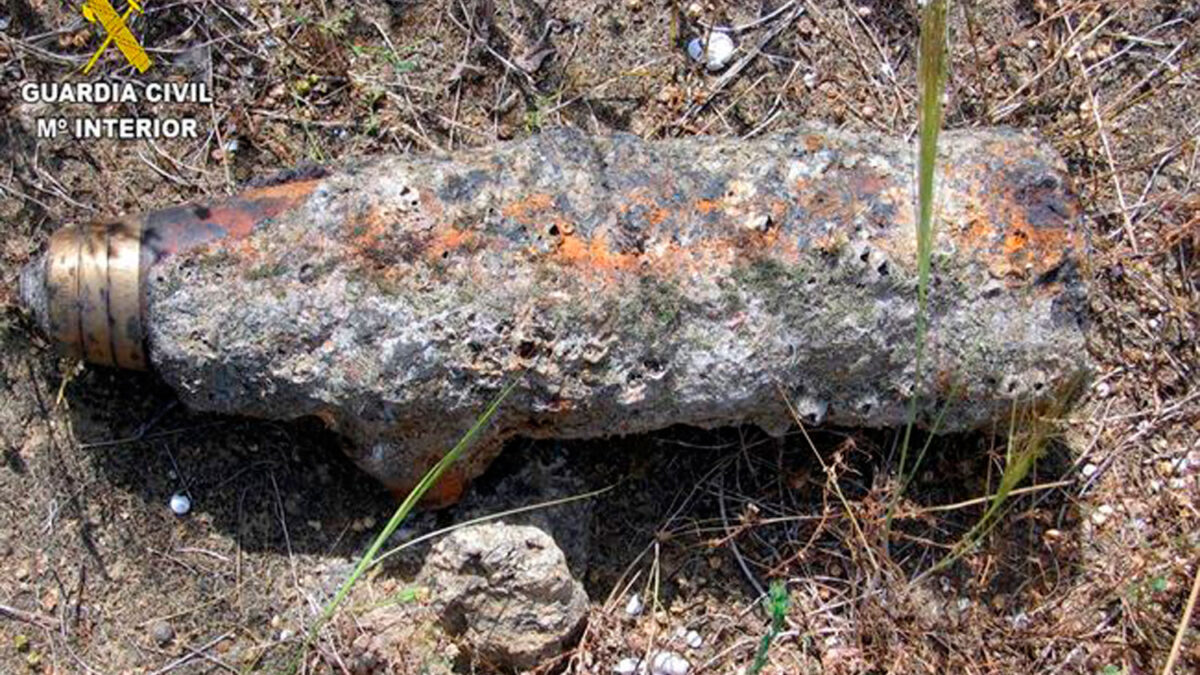 Encuentran un proyectil de la II Guerra Mundial en un contenedor de basura.