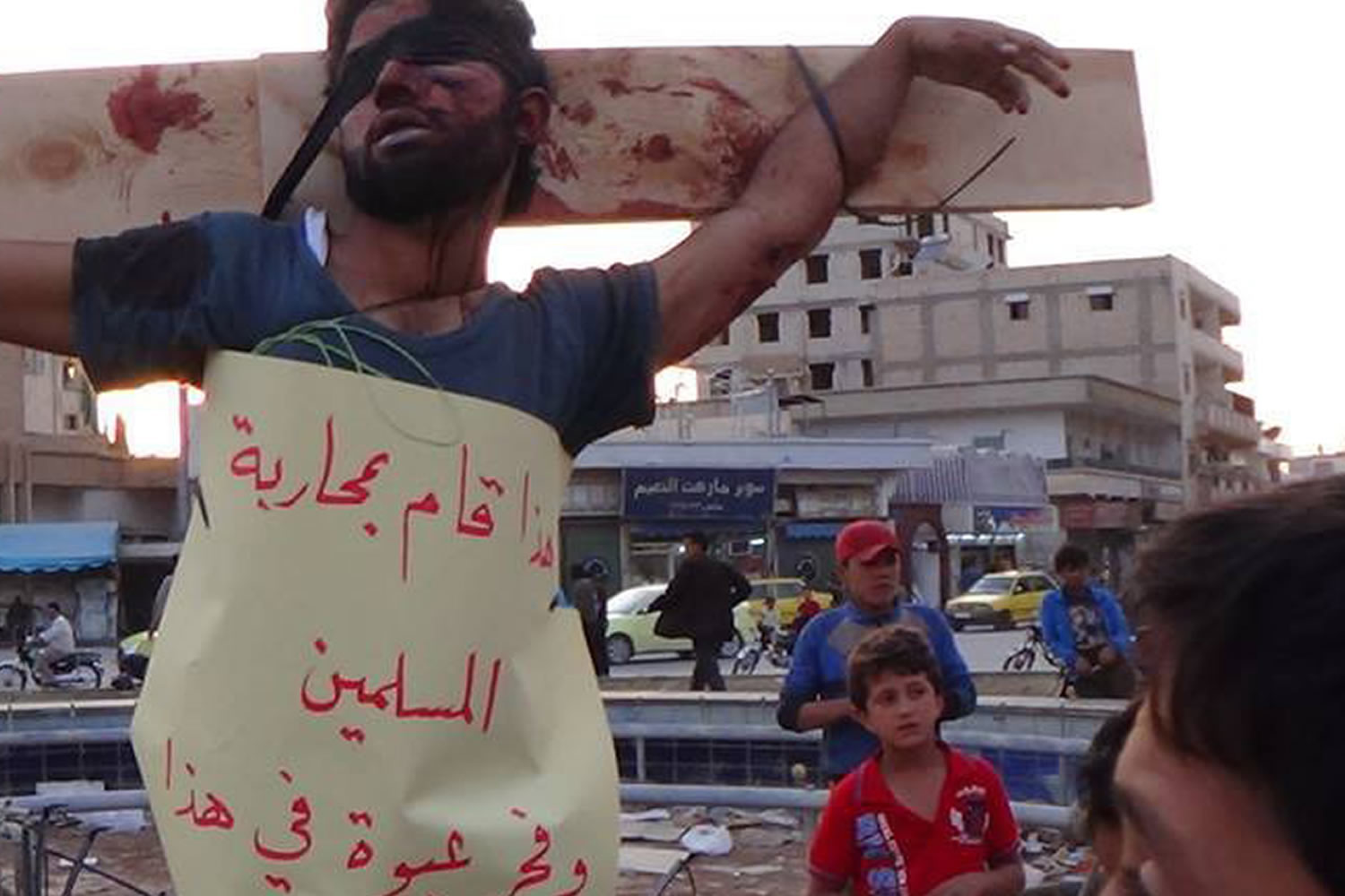 Islamistas del ISIL crucifican a una decena de personas en una céntrica plaza de Raqqa