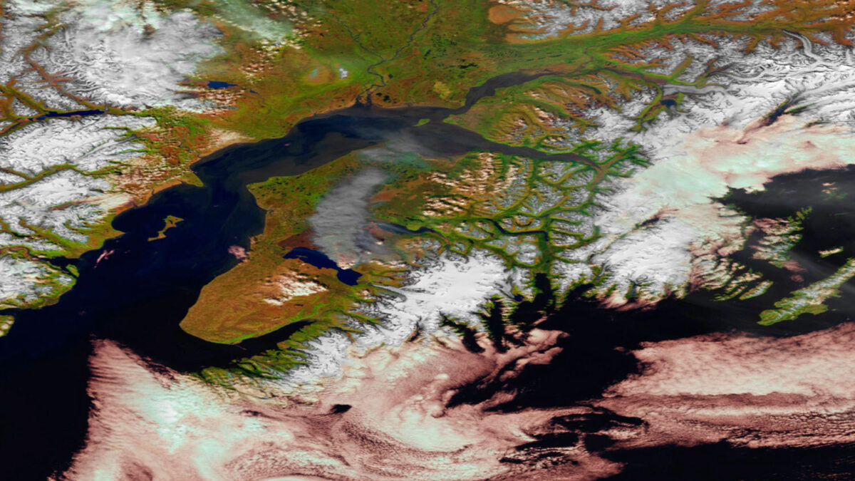 Un incendio quema más de 170.000 hectáreas en la costa sur de Alaska.