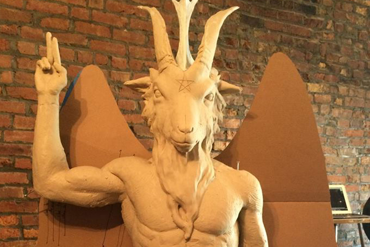 Secta satánica ultima una escultura del diablo en respuesta por escultura cristiana en el Capitolio