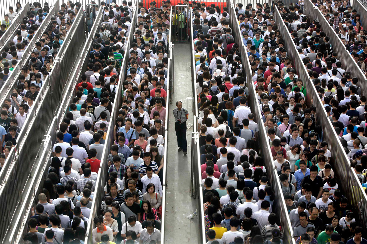 Pekín extrema los controles de seguridad en las estaciones de metro tras el último ataque