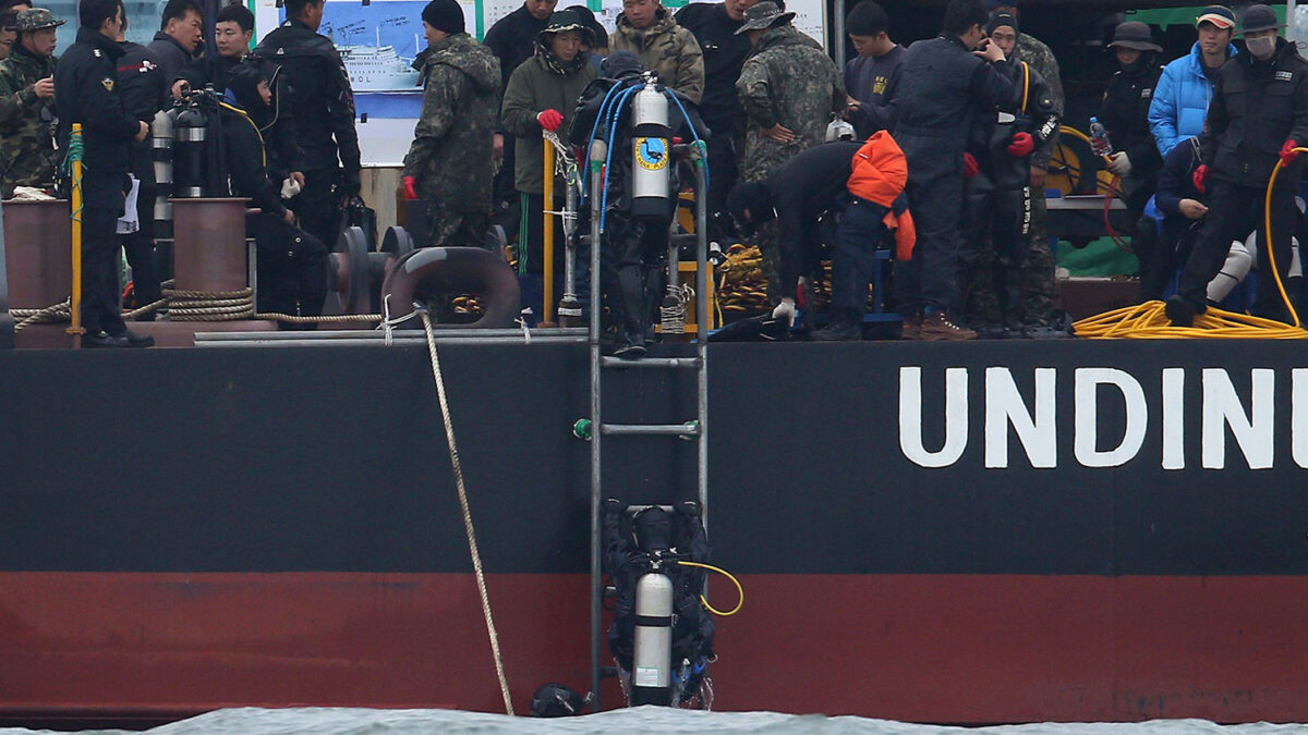 Muere un buzo durante las tareas de rescate del Sewol.