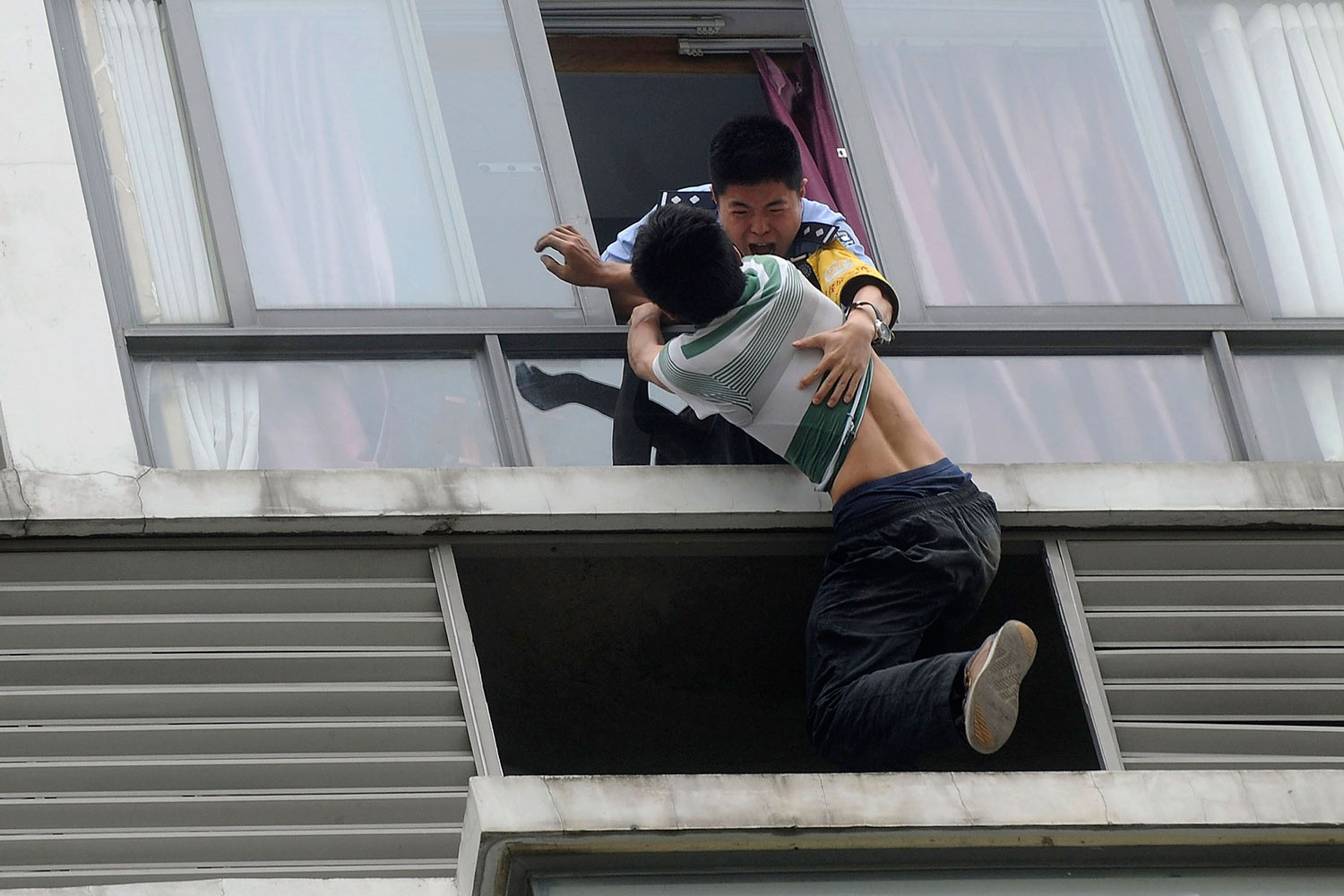 La Policía china evita que un hombre se suicide en Chengdu