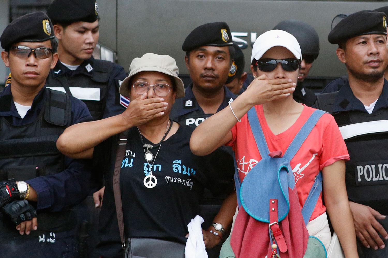 El rey de Tailandia respalda a la junta militar que prosigue con la purga