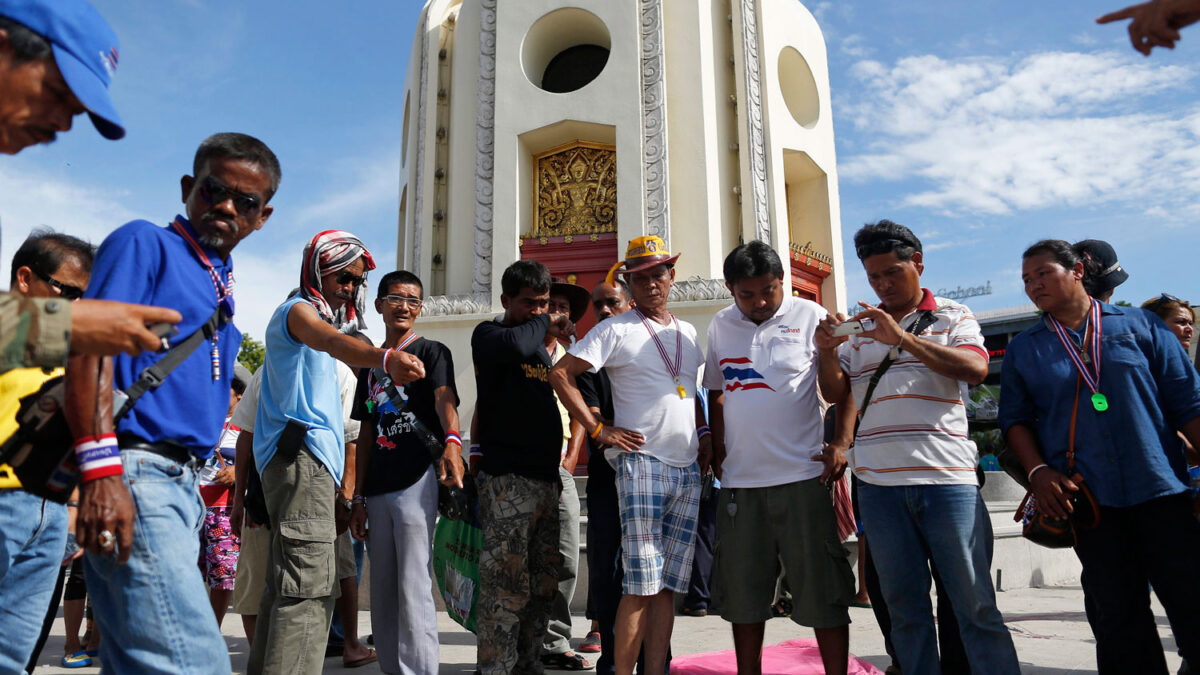 El Ejército de Tailandia amenaza con intervenir para detener la violencia política