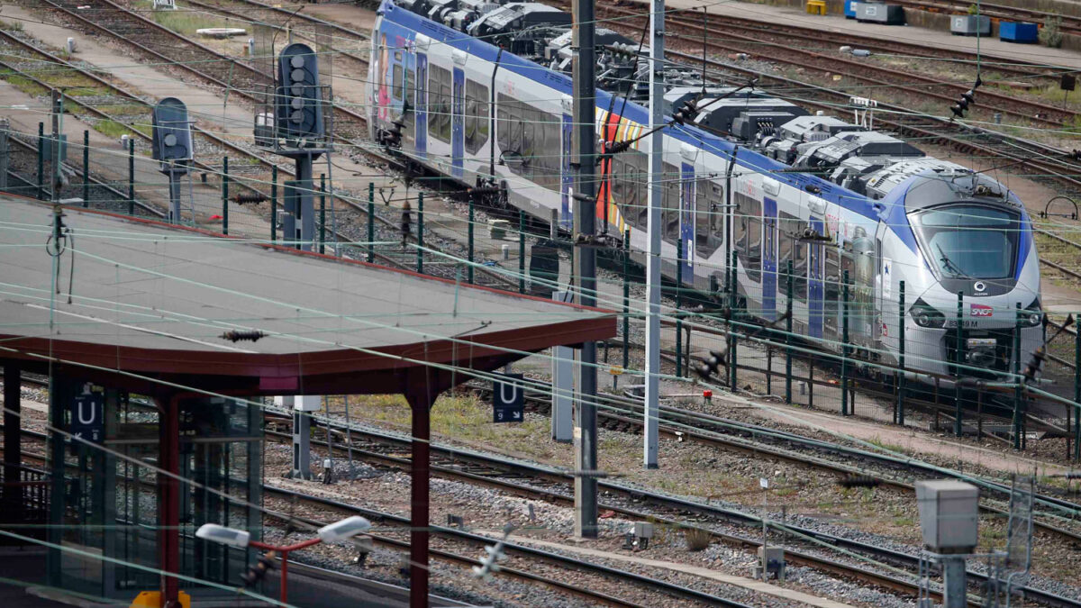 Francia compra 2.000 trenes demasiado anchos para sus estaciones.