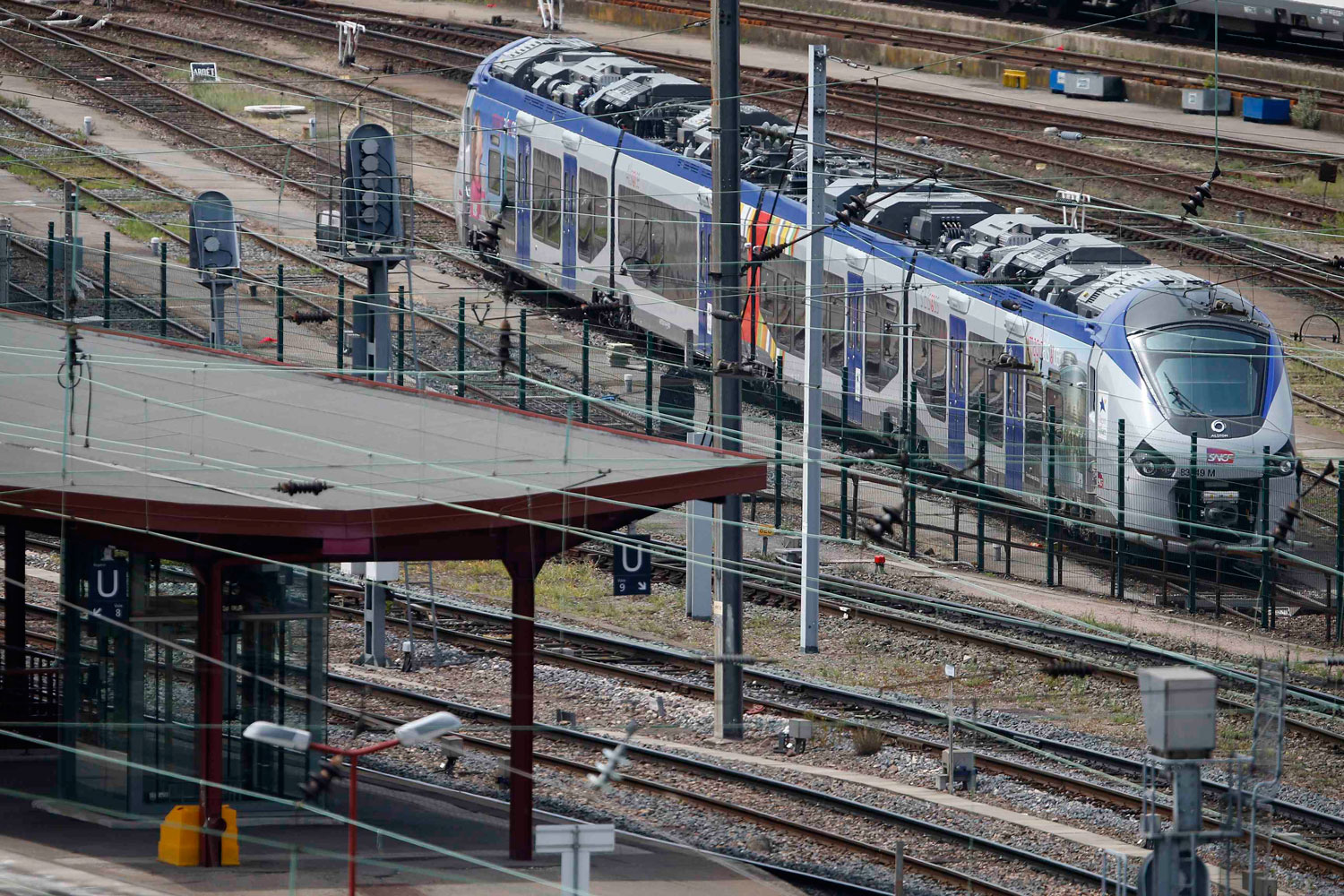 Francia compra 2.000 trenes demasiado anchos para sus estaciones.