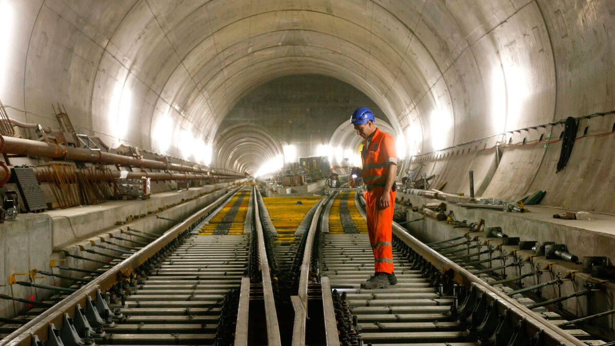 El túnel más largo del mundo estará acabo a finales de 2016