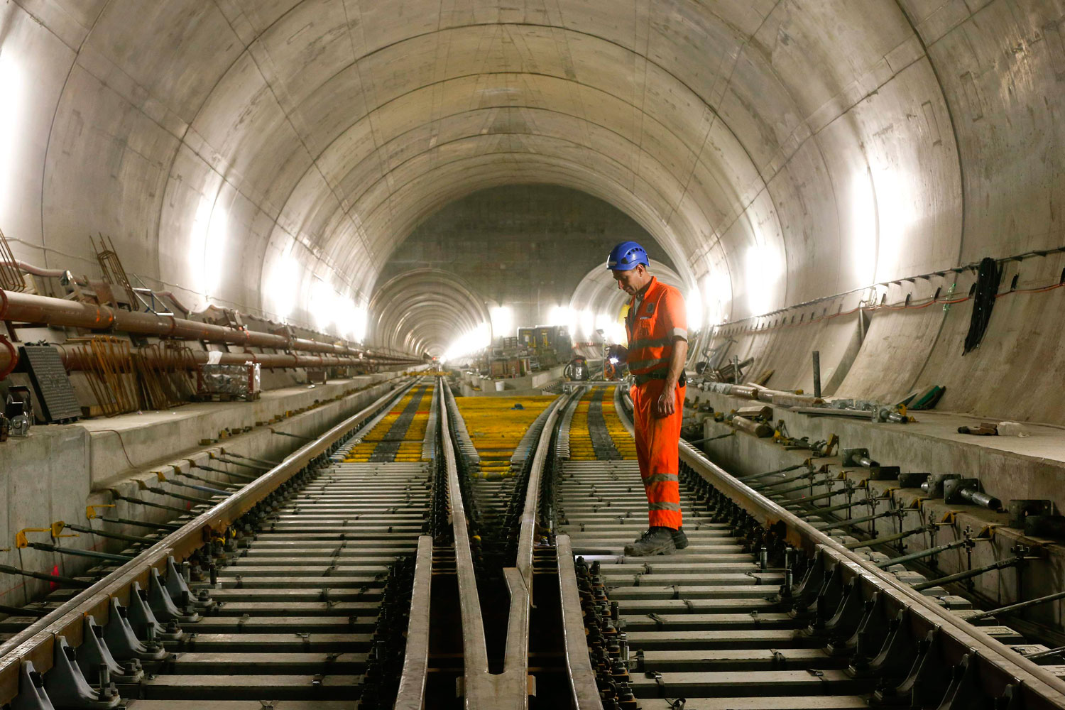 El túnel más largo del mundo estará acabo a finales de 2016
