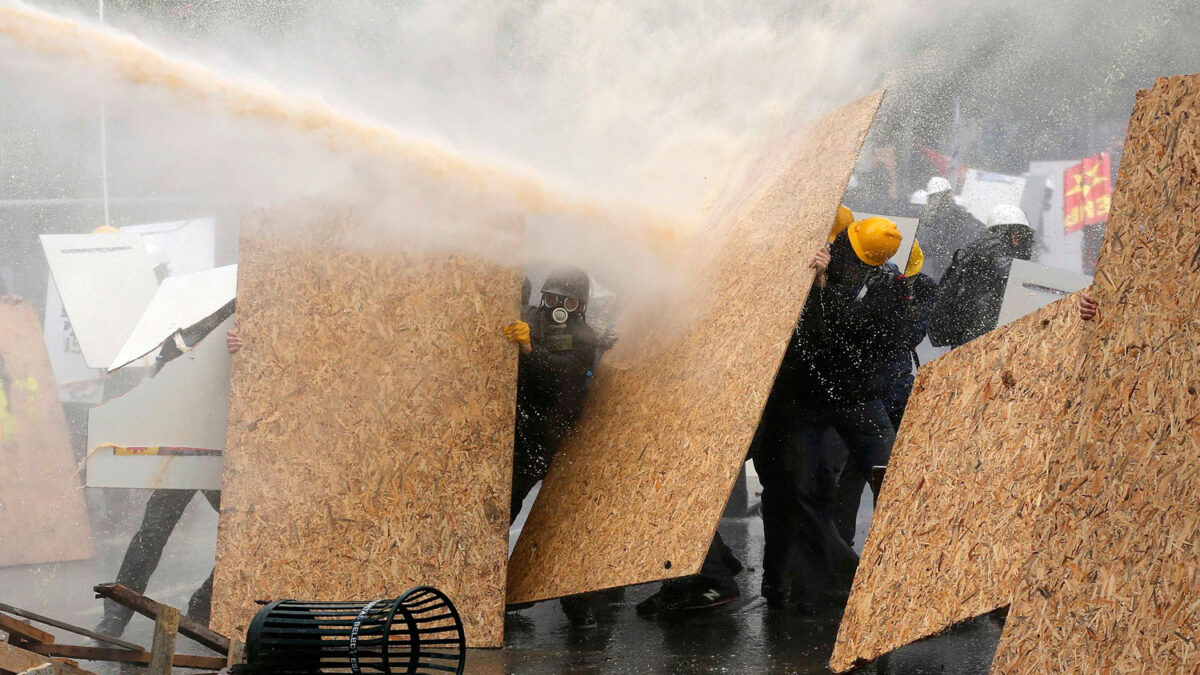 Cañones de agua y gases lacrimógenos contra las manifestaciones del Día de Trabajo en Turquía