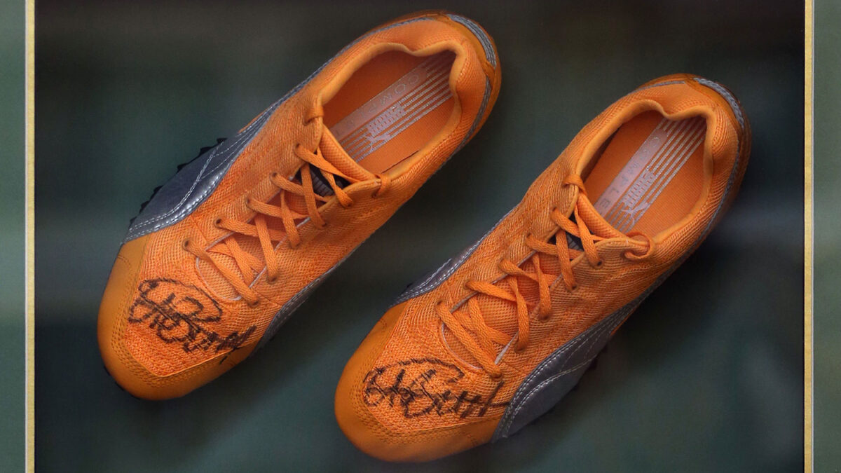 El campeón olímpico Usain Bolt pide en Twitter que le devuelvan las zapatillas que le robaron.