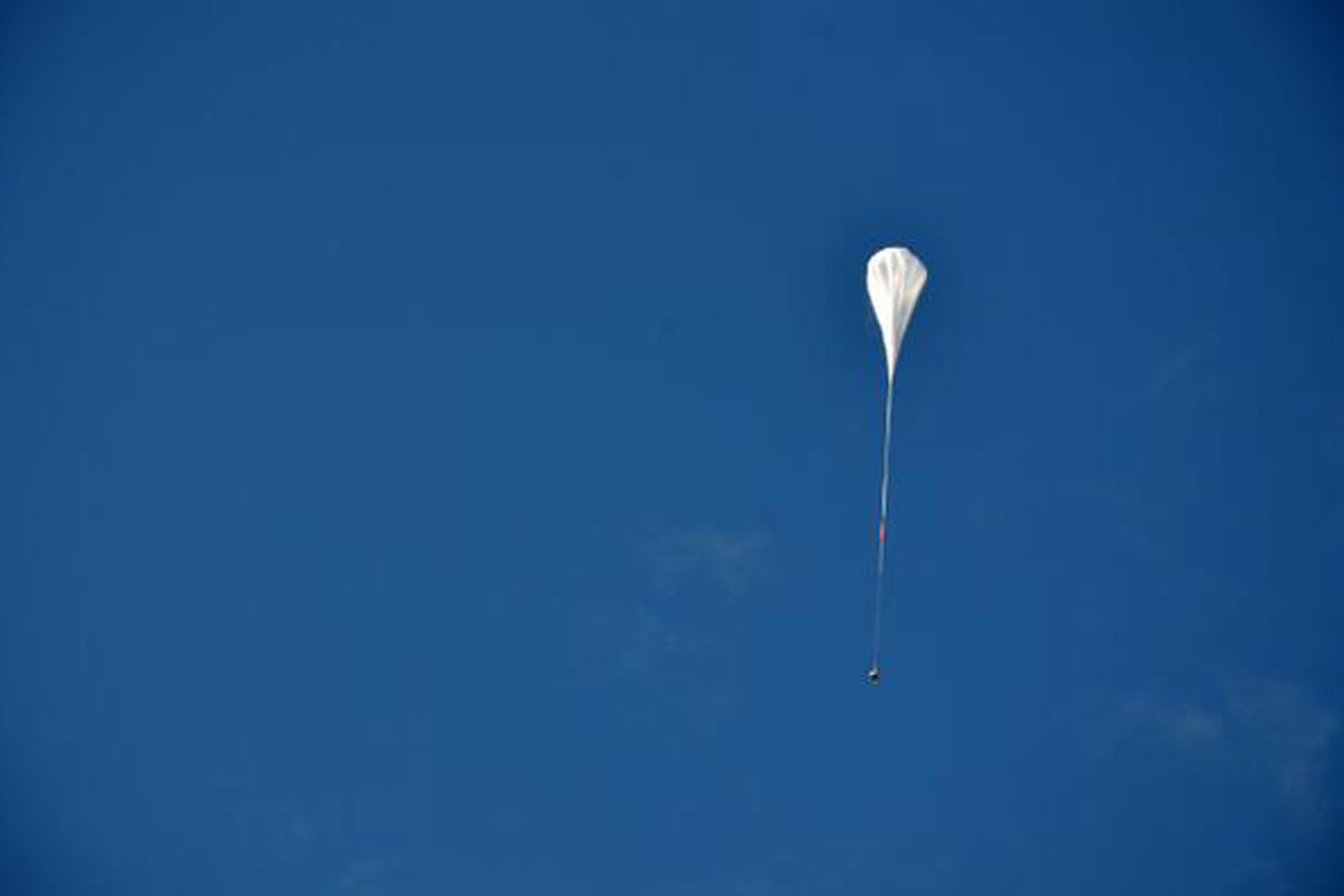 Falla paracaídas en prueba de la NASA de un prototipo para misiones a Marte