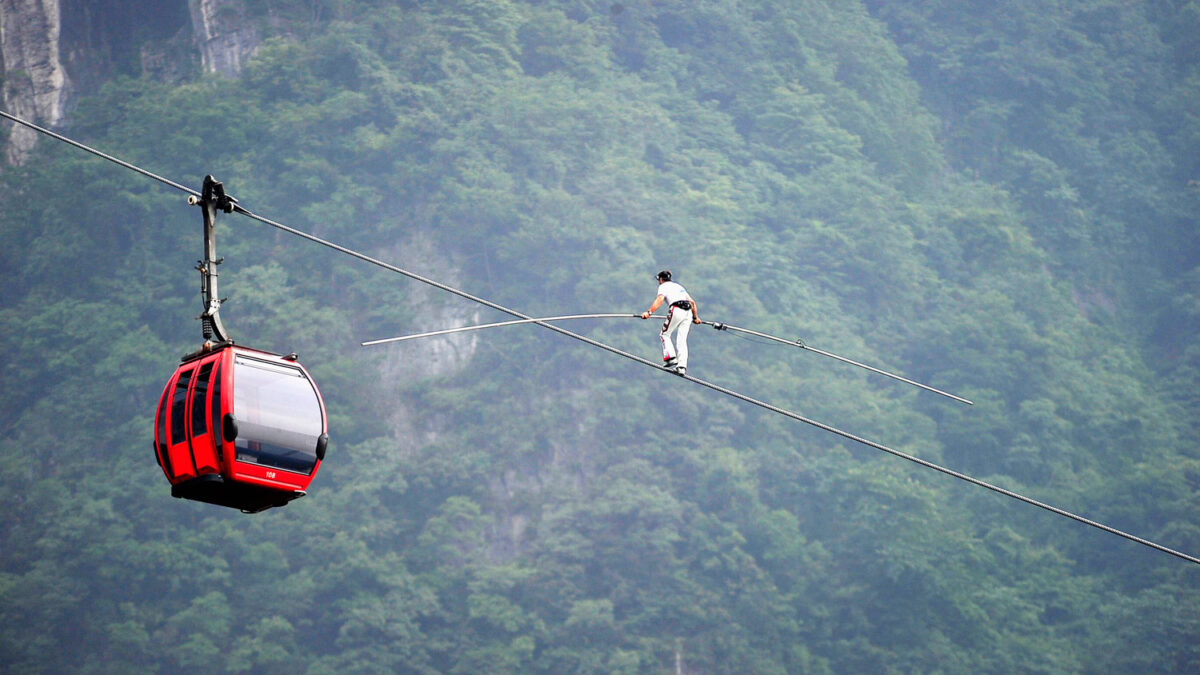 Un acróbata intenta atravesar el Parque Nacional de Tianmen.