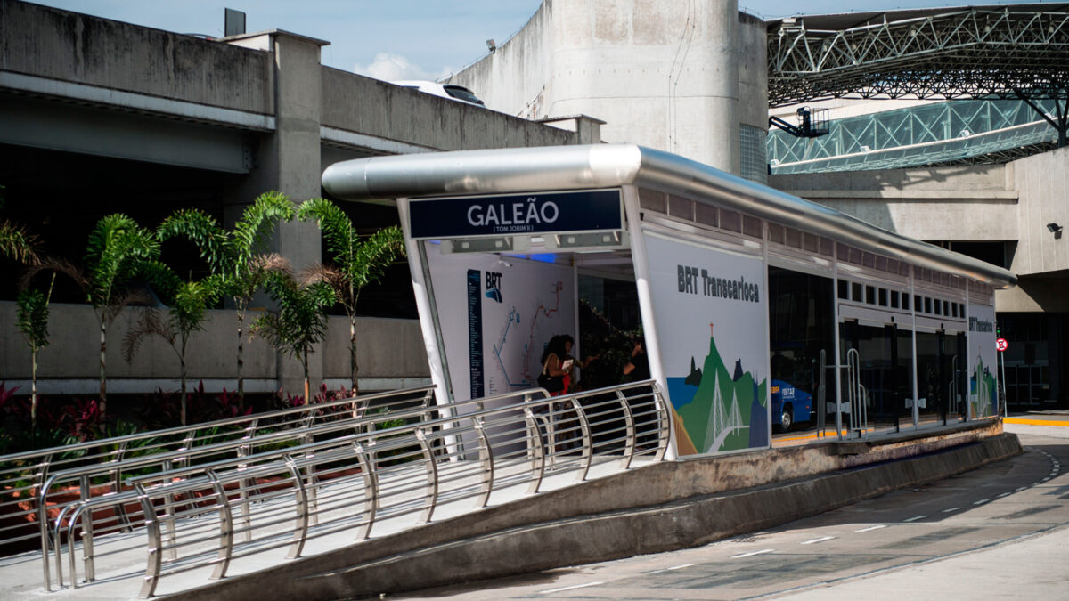 Los huelguistas bloquean el acceso al aeropuerto de Río de Janeiro en el arranque del Mundial.