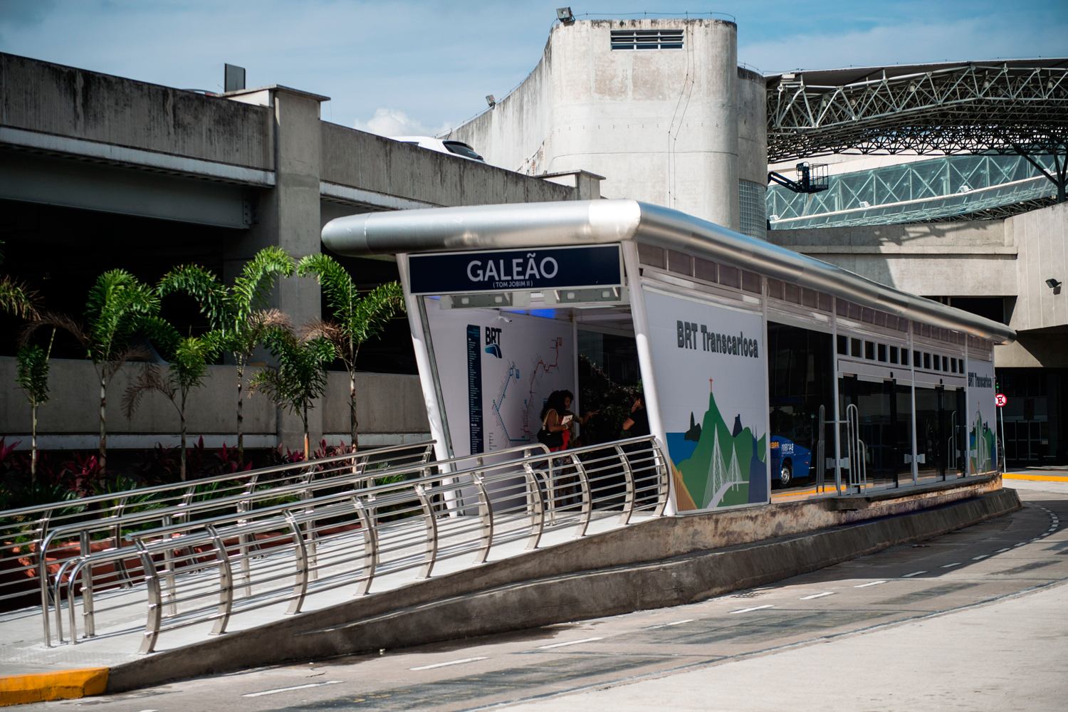 Los huelguistas bloquean el acceso al aeropuerto de Río de Janeiro en el arranque del Mundial.