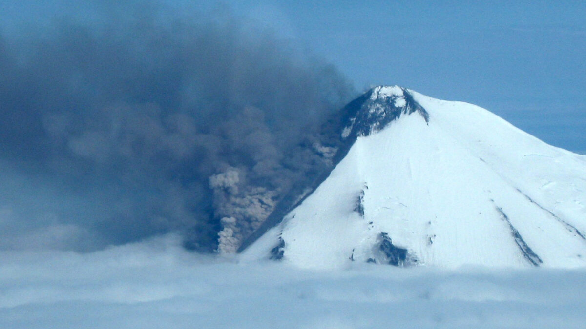 Alerta «roja» en Alaska por erupción del volcán Pavlof.