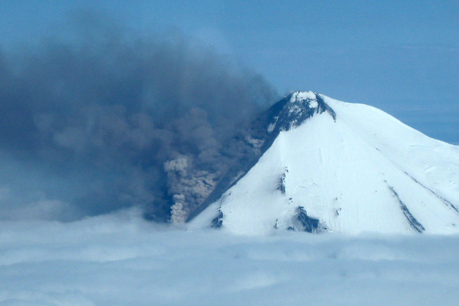 Alerta "roja" en Alaska por erupción del volcán Pavlof.