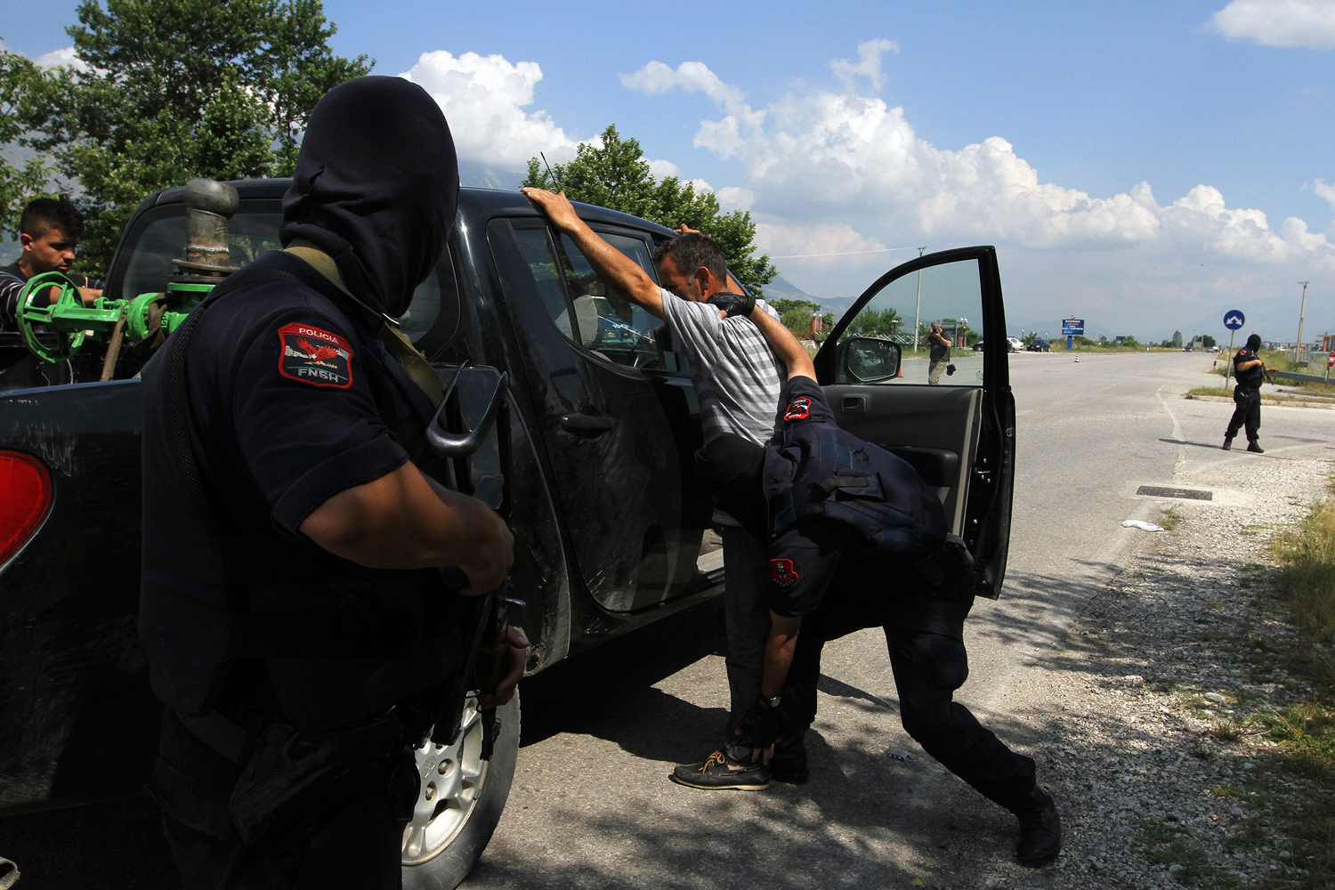 Disparan contra la policía albanesa durante una represión de cannabis