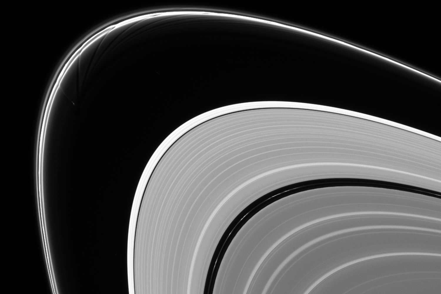 Prometeo y Pandora son los responsables de gran parte de la estructura del anillo F de Saturno