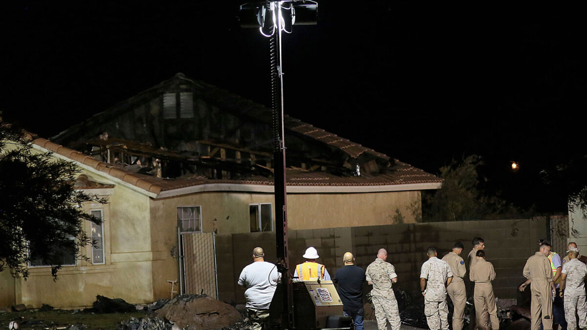 Se estrella un avión militar en una zona residencial a 140 kilómetros al este de San Diego