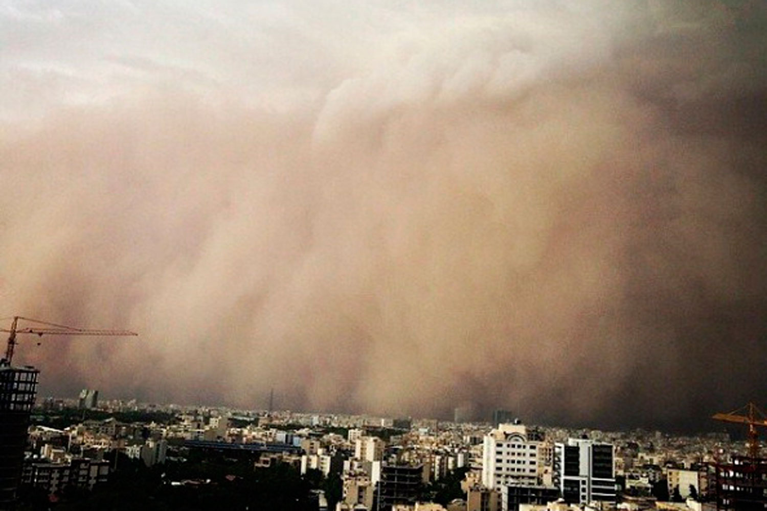 Un tormenta de arena deja dos muertos y, al menos, 30 heridos en Teherán