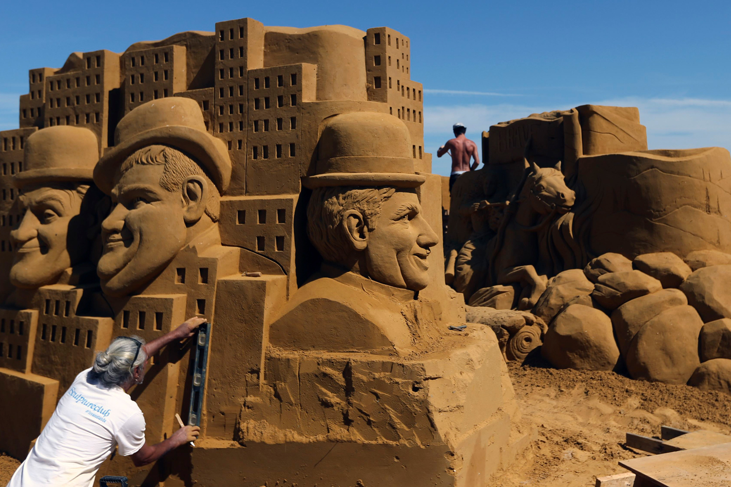 Festival de esculturas gigantes de arena