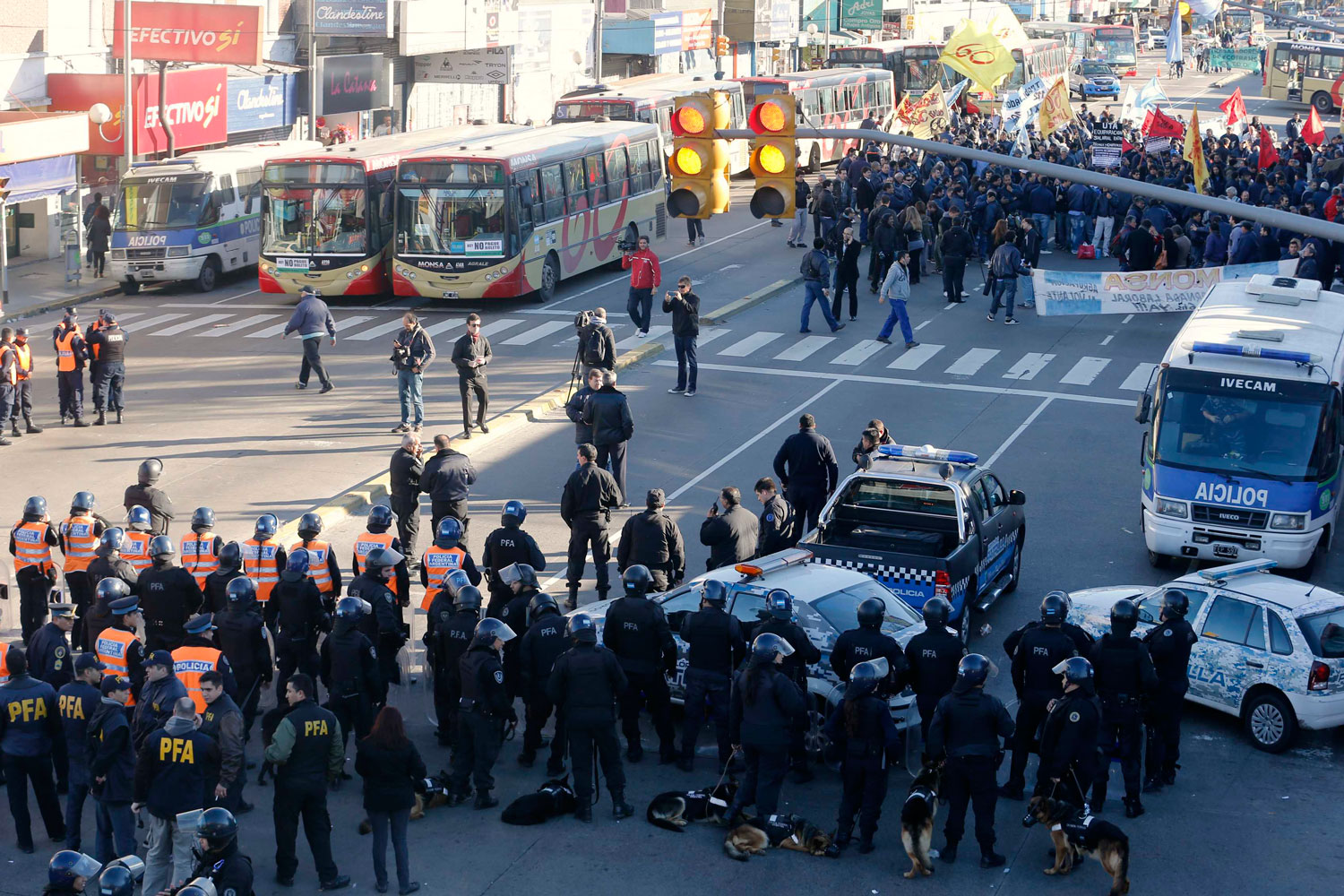 Manifestación de los conductores de autobús siembra el caos en Buenos Aires