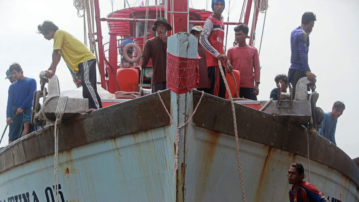 Denuncian casos de esclavitud en barcos de pesca en aguas de Tailandia