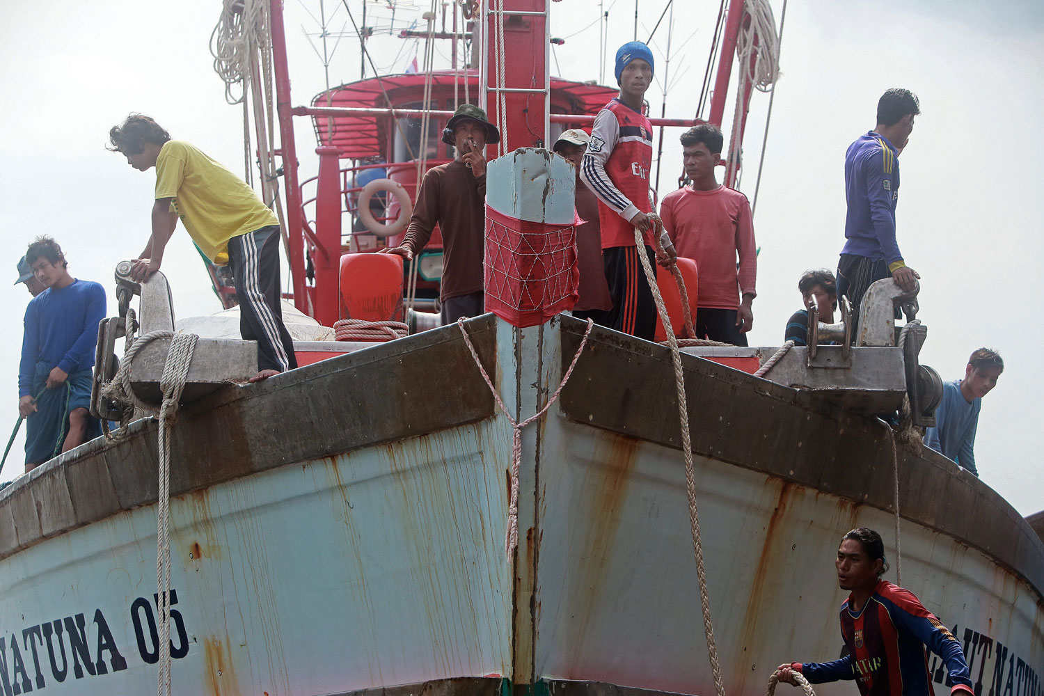 Denuncian casos de esclavitud en barcos de pesca en aguas de Tailandia