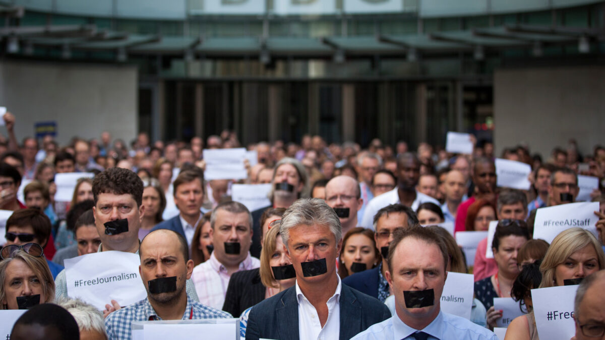 Periodistas protestan contra la sentencia de los periodistas de al Jazeera.