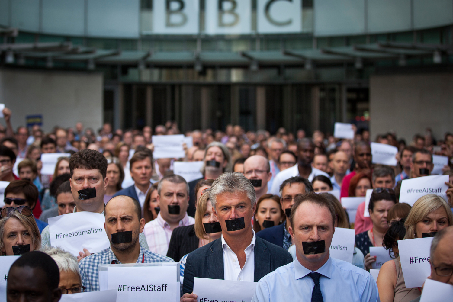 Periodistas protestan contra la sentencia de los periodistas de al Jazeera.