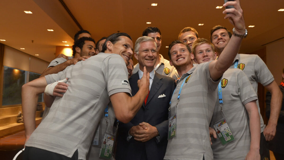 Bélgica a octavos y los jugadores lo celebran con un selfie junto al Rey Philippe