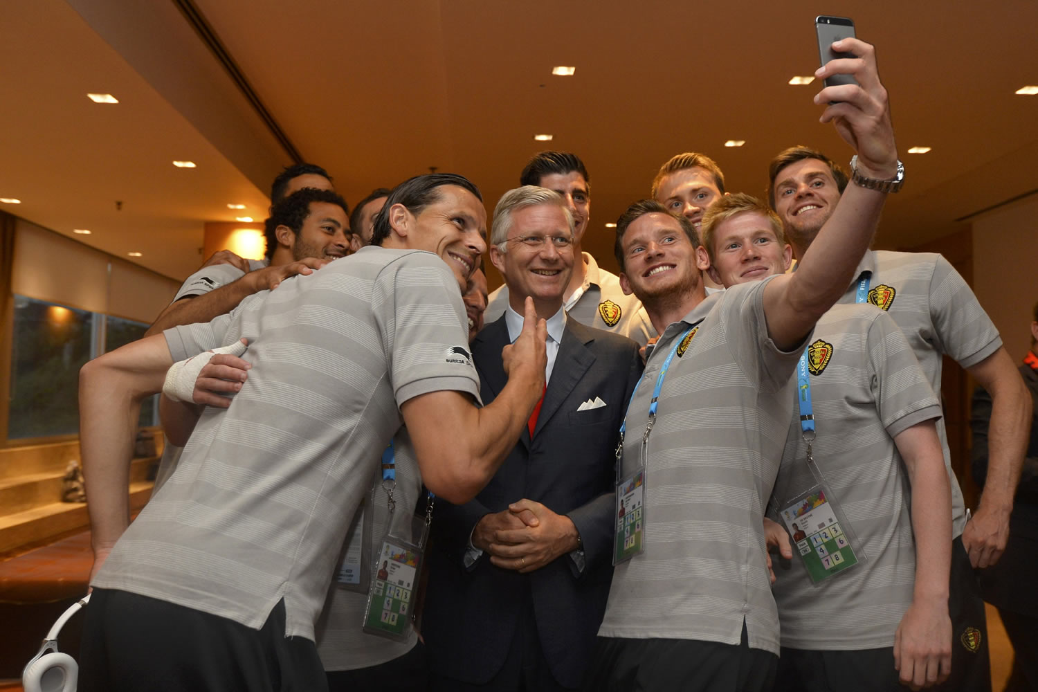 Bélgica a octavos y los jugadores lo celebran con un selfie junto al Rey Philippe