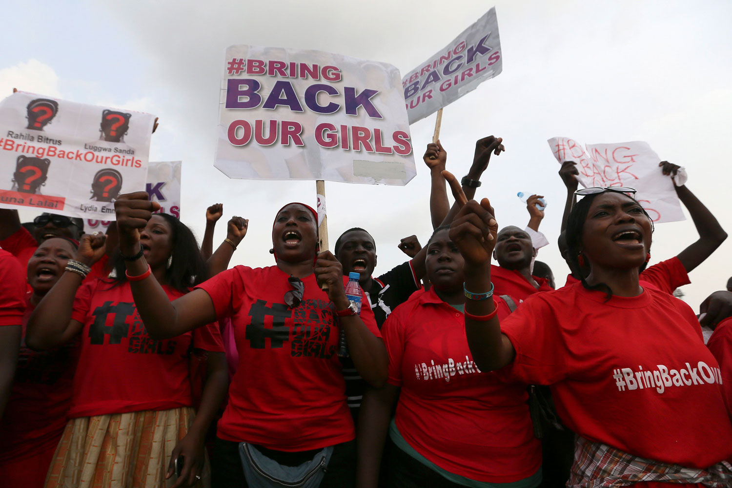 La Policia nigeriana prohíbe las protestas por la libertad de las niñas secuestradas.