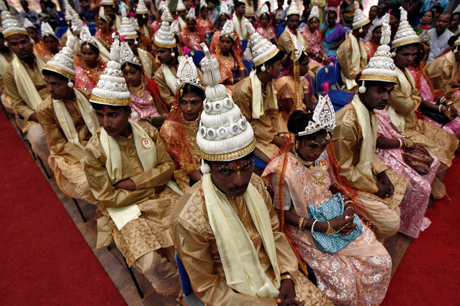 65 parejas se casan a la vez en India