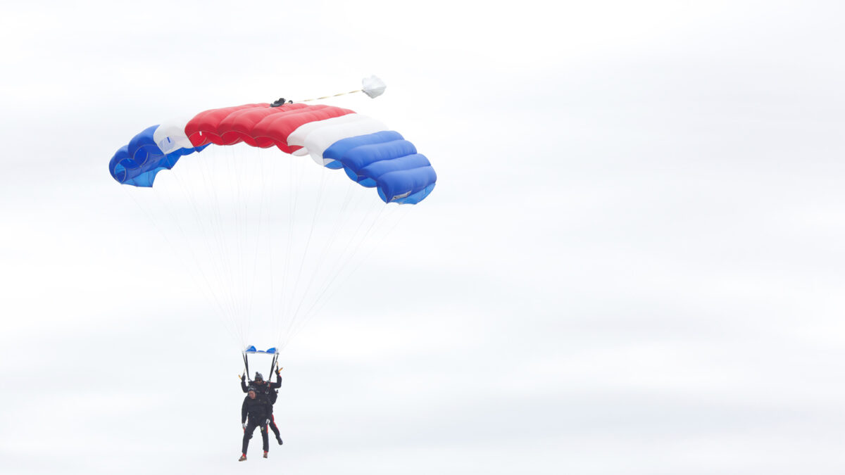 George H. W. Bush celebra su 90º aniversario saltando en paracaídas en Kennebunkport, Maine