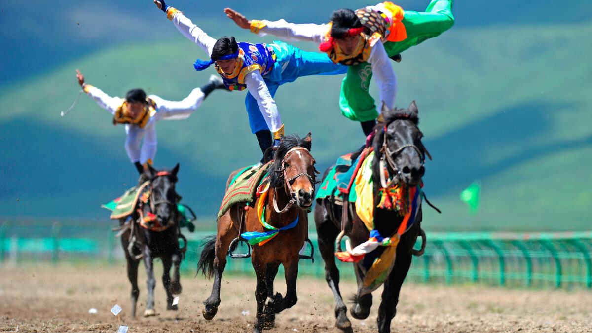 300 jinetes mantienen viva la tradicional carrera de caballos de Hongyuan