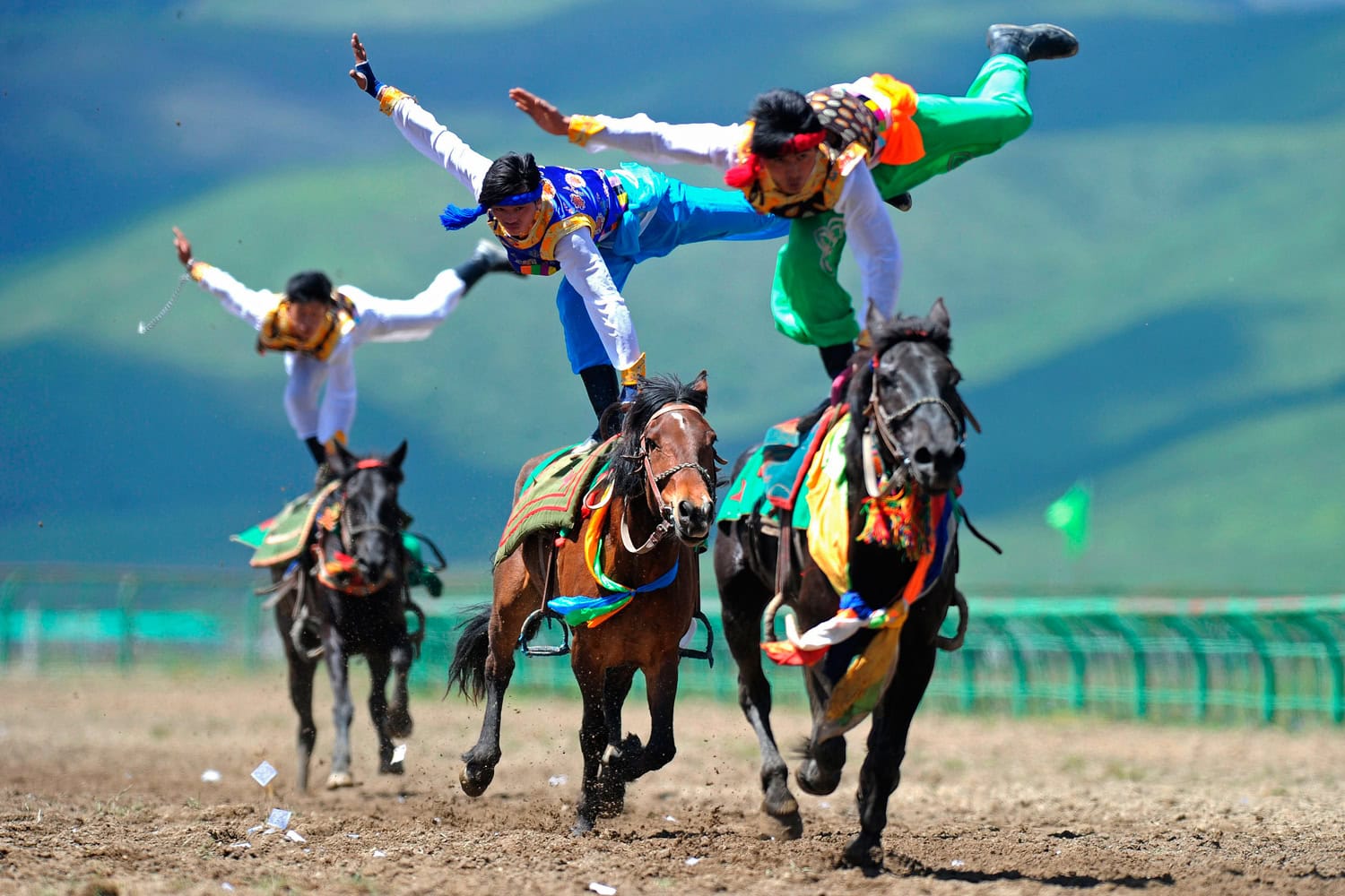 300 jinetes mantienen viva la tradicional carrera de caballos de Hongyuan