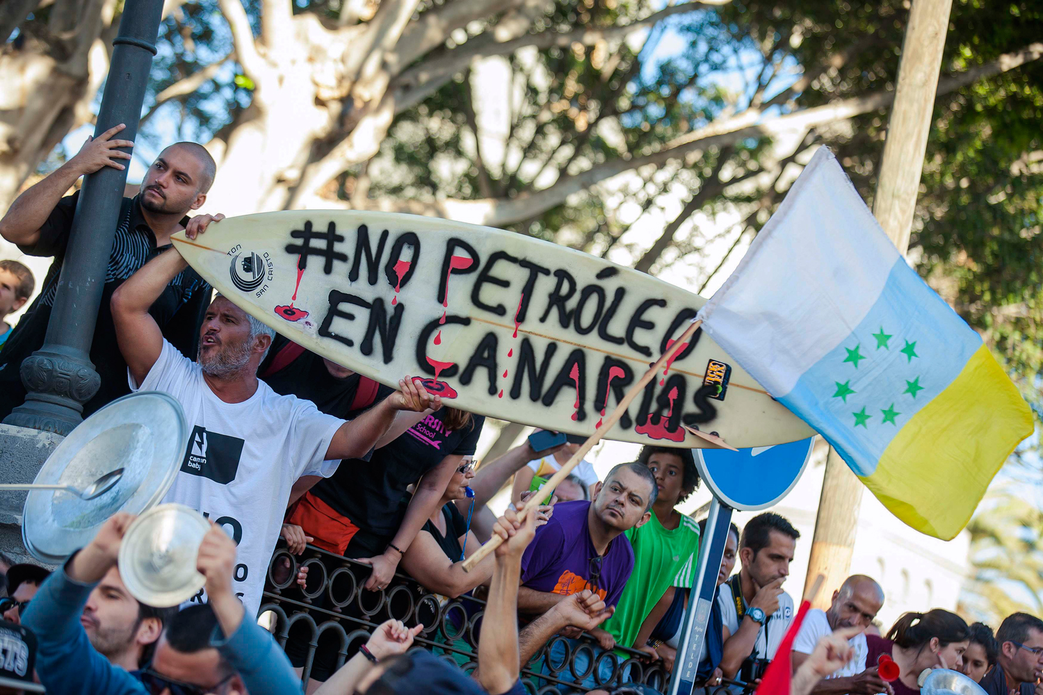 Las protestas contra las prospecciones petrolíferas reciben en Canarias al ministro de Energía