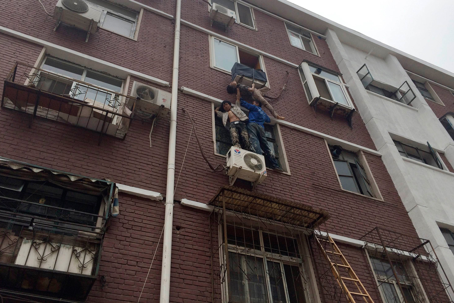 Rescate "in extremis" en una ventana de China