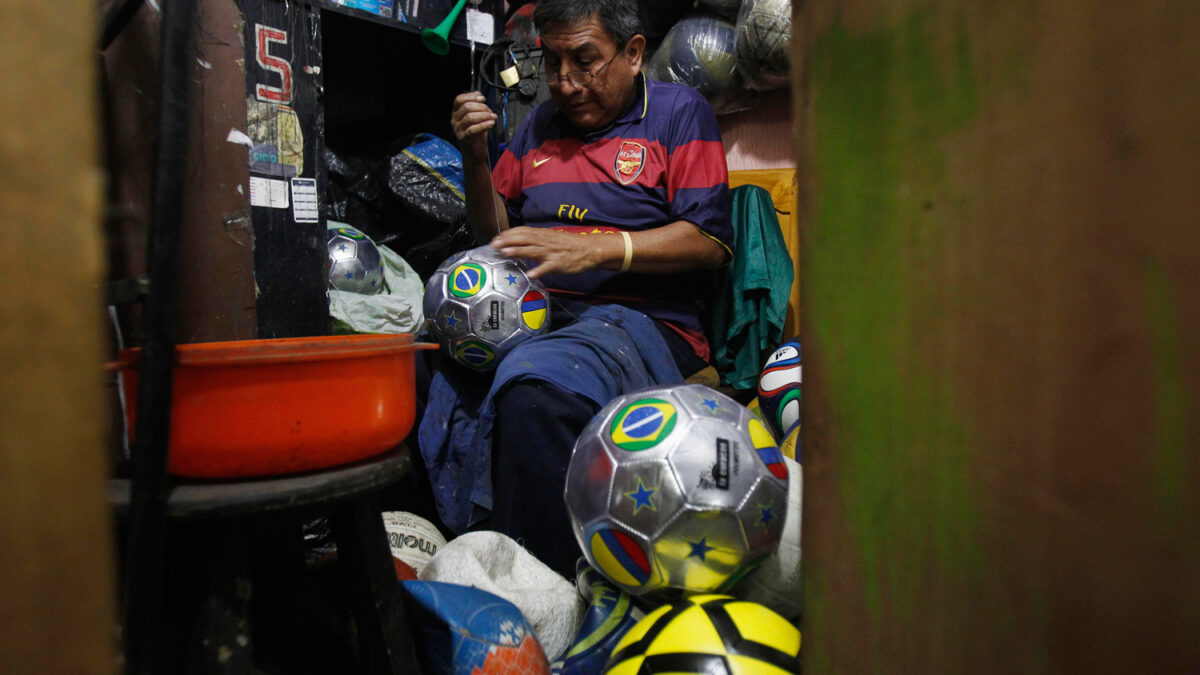 Francisco Valderrama es reparador de balones en Perú