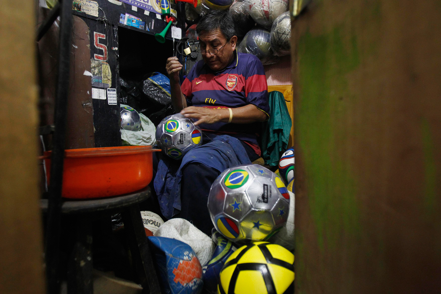 Francisco Valderrama es reparador de balones en Perú