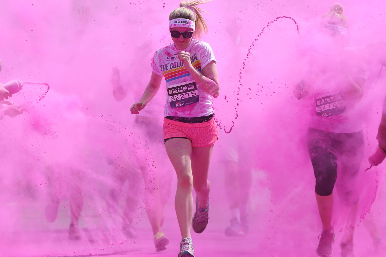 Londres acoge la Color Run, una carrera donde los atletas conquistan la meta a todo color