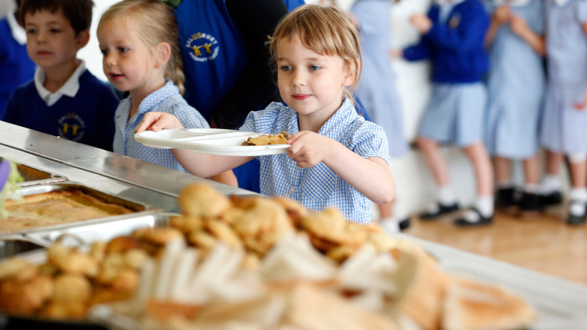 Niños con comida en las escuelas de Reino Unido