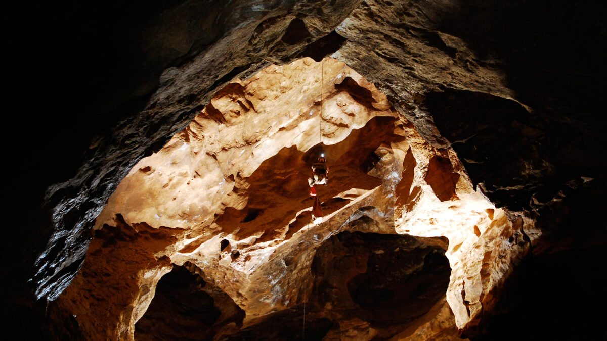 Dos doctores acceden al interior de la cueva de Riesending donde quedó atrapado un hombre alemán