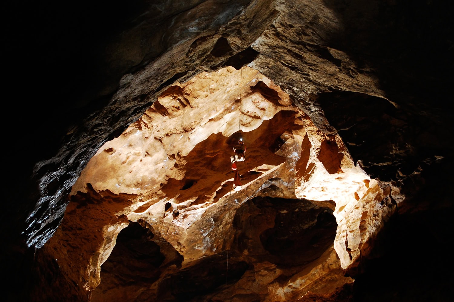 Dos doctores acceden al interior de la cueva de Riesending donde quedó atrapado un hombre alemán