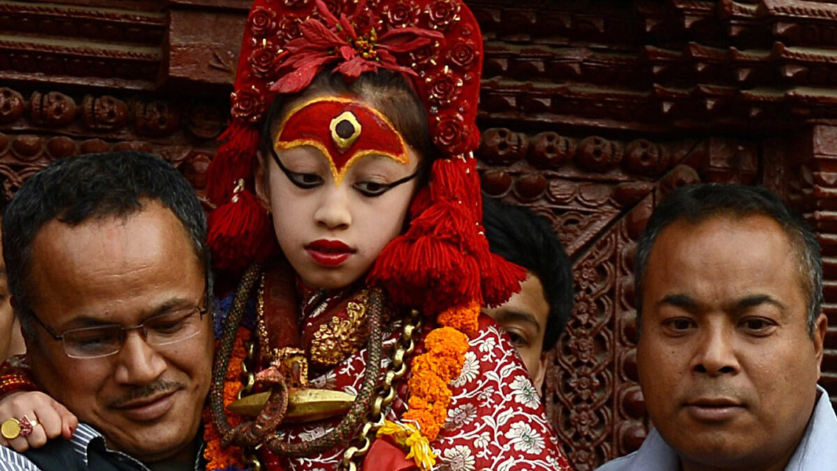 Samita Bajracharya, la diosa vivienta que adoran hindúes y budistas en Nepal